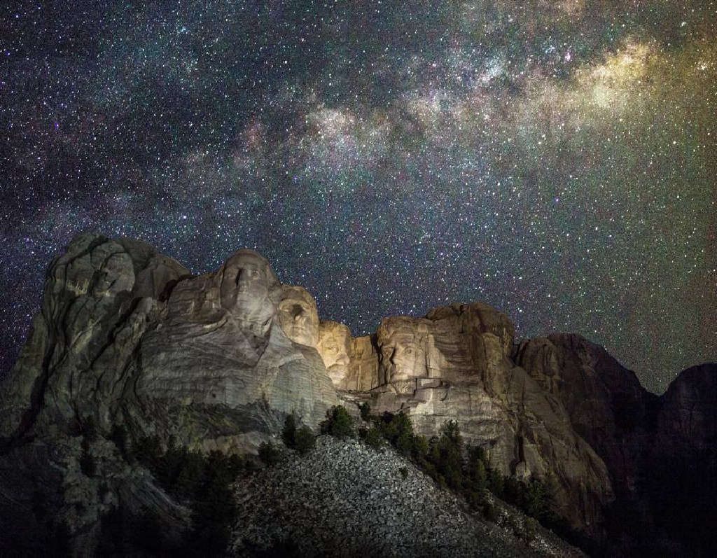 Black-Hills-SD/1024x768_Mt.Rushmore at night.jpg